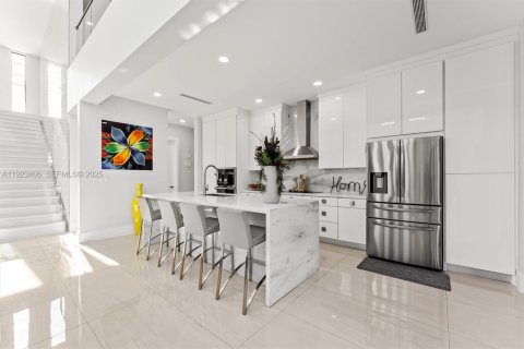 House in Miami Springs, Florida 4 bedrooms, 454.01 sq.m. № 1985714 - photo 15