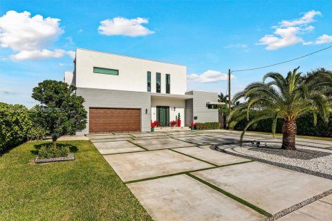 House in Miami Springs, Florida 4 bedrooms, 454.01 sq.m. № 1985714 - photo 6