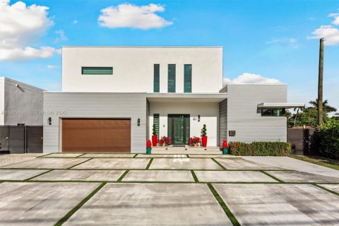 House in Miami Springs, Florida 4 bedrooms, 454.01 sq.m. № 1985714 - photo 5