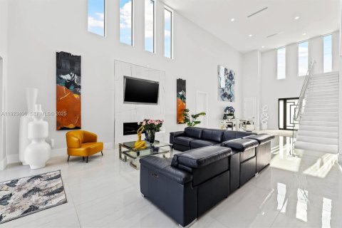 House in Miami Springs, Florida 4 bedrooms, 454.01 sq.m. № 1985714 - photo 12