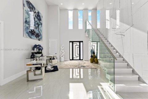 House in Miami Springs, Florida 4 bedrooms, 454.01 sq.m. № 1985714 - photo 7