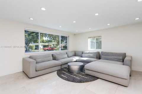 Купить виллу или дом в Норт-Майами, Флорида 3 спальни, 170.57м2, № 1987001 - фото 6