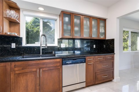 Купить виллу или дом в Норт-Майами, Флорида 3 спальни, 170.57м2, № 1987001 - фото 8