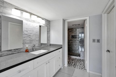 Condo in Fort Lauderdale, Florida, 2 bedrooms  № 2399955 - photo 23