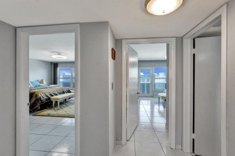 Condo in Fort Lauderdale, Florida, 2 bedrooms  № 2399955 - photo 17