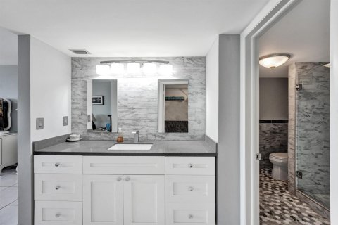Condo in Fort Lauderdale, Florida, 2 bedrooms  № 2399955 - photo 26