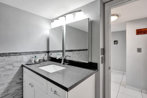 Condo in Fort Lauderdale, Florida, 2 bedrooms  № 2399955 - photo 22