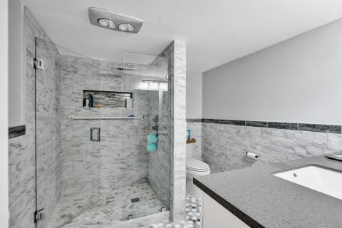 Condo in Fort Lauderdale, Florida, 2 bedrooms  № 2399955 - photo 16