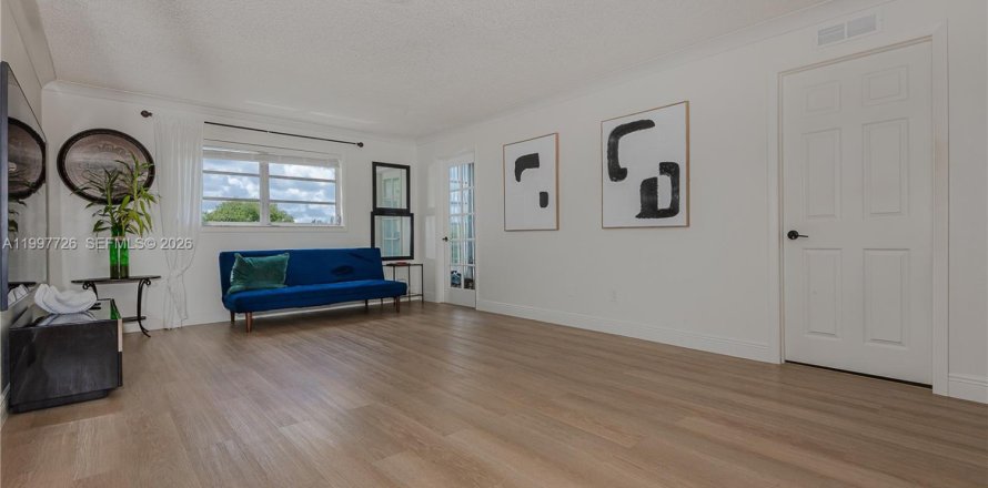 Кондоминиум с 1 спальней в Дейви, Флорида № 2065563