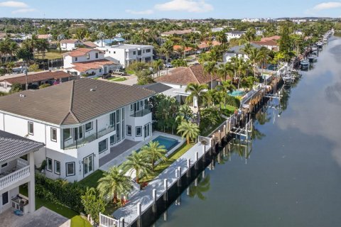 House in Lighthouse Point, Florida 6 bedrooms, 544.22 sq.m. № 2246591 - photo 12