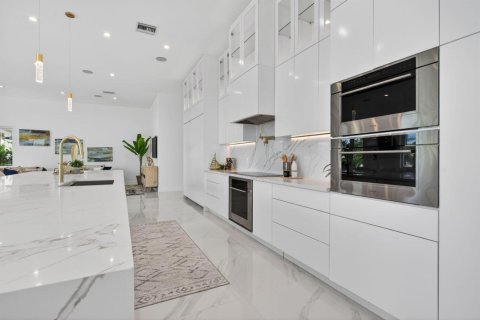 House in Lighthouse Point, Florida 6 bedrooms, 544.22 sq.m. № 2246591 - photo 20