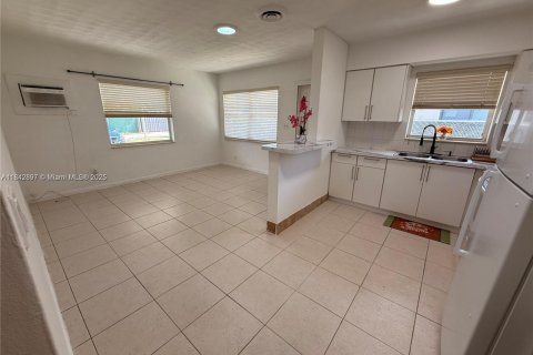 Dúplex en alquiler en Hollywood, Florida, 1 dormitorio, 53.88 m2 № 1858867 - foto 1