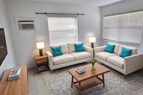 Dúplex en alquiler en Hollywood, Florida, 1 dormitorio, 53.88 m2 № 1858867 - foto 2