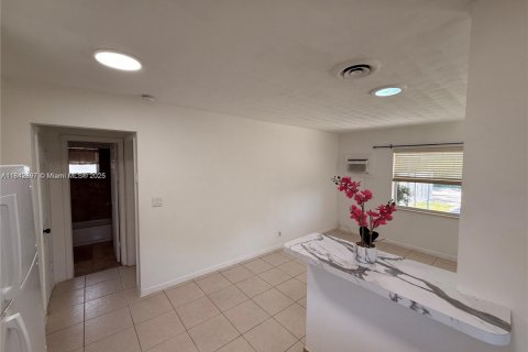 Dúplex en alquiler en Hollywood, Florida, 1 dormitorio, 53.88 m2 № 1858867 - foto 4