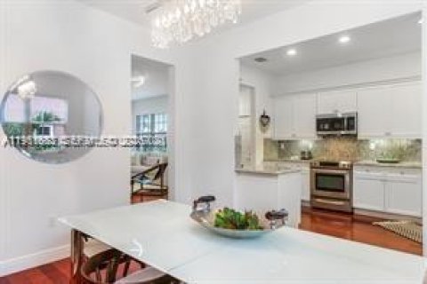 Снять в аренду кондоминиум в Корал-Гейблс, Флорида 2 спальни, 139.35м2, № 2024503 - фото 7