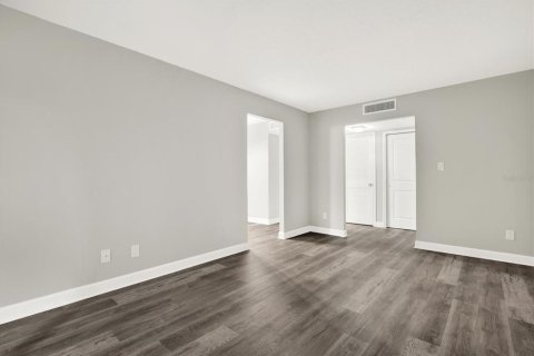 Condo in Saint Petersburg, Florida, 1 bedroom  № 2166811 - photo 7