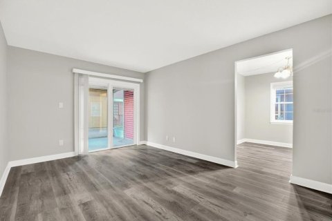 Condo in Saint Petersburg, Florida, 1 bedroom  № 2166811 - photo 6