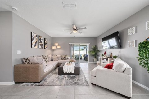 House in Deltona, Florida 5 bedrooms, 227.42 sq.m. № 2110537 - photo 19
