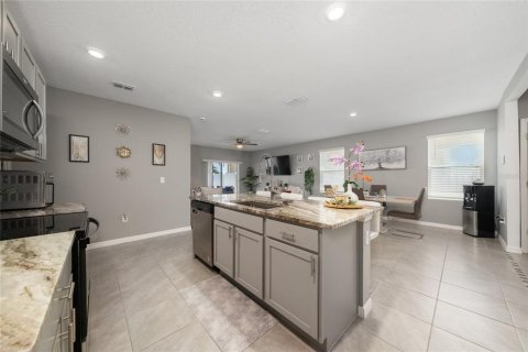 House in Deltona, Florida 5 bedrooms, 227.42 sq.m. № 2110537 - photo 16