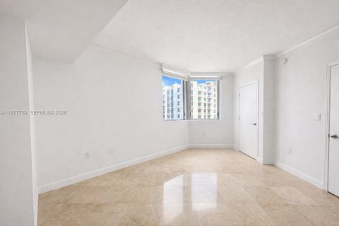 Condo in Miami, Florida, 2 bedrooms  № 2043851 - photo 15
