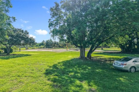 Commercial property in Miami, Florida № 1948633 - photo 6