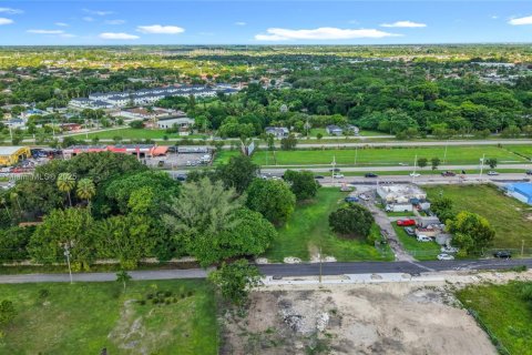 Commercial property in Miami, Florida № 1948633 - photo 9