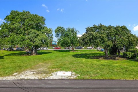 Commercial property in Miami, Florida № 1948633 - photo 2