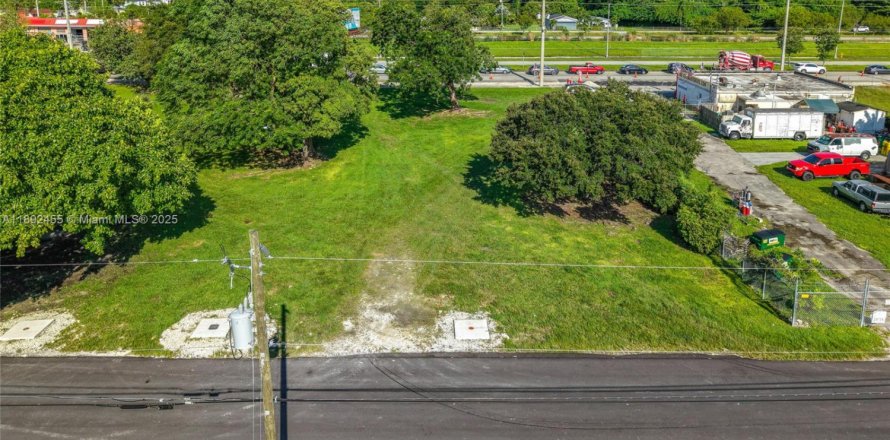 Commercial property in Miami, Florida № 1948633