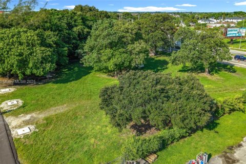 Commercial property in Miami, Florida № 1948633 - photo 4