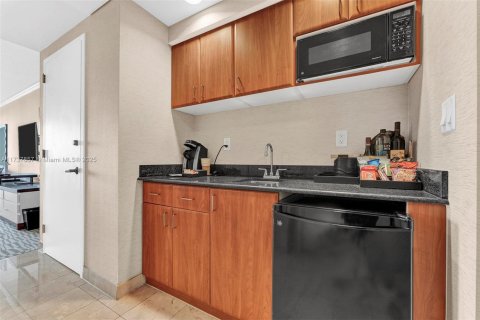 Condominio en venta en Sunny Isles Beach, Florida, 61.69 m2 № 1726259 - foto 9