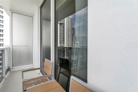 Condominio en venta en Sunny Isles Beach, Florida, 61.69 m2 № 1726259 - foto 3