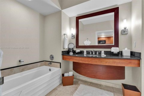 Condominio en venta en Sunny Isles Beach, Florida, 61.69 m2 № 1726259 - foto 18