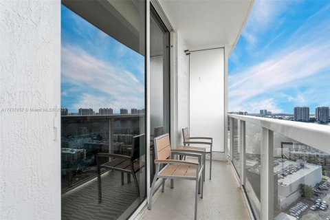 Condominio en venta en Sunny Isles Beach, Florida, 61.69 m2 № 1726259 - foto 4