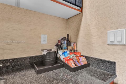 Condominio en venta en Sunny Isles Beach, Florida, 61.69 m2 № 1726259 - foto 11