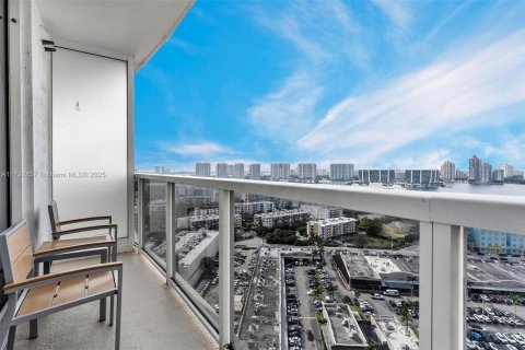 Condominio en venta en Sunny Isles Beach, Florida, 61.69 m2 № 1726259 - foto 2
