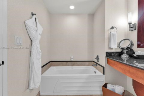 Condominio en venta en Sunny Isles Beach, Florida, 61.69 m2 № 1726259 - foto 20