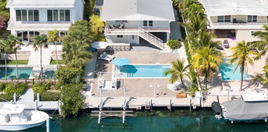House in Tavernier, Florida 3 bedrooms, 124.86 sq.m. № 1844049