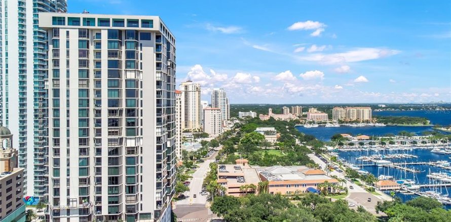 Condominio en Saint Petersburg, Florida, 2 dormitorios № 1534993