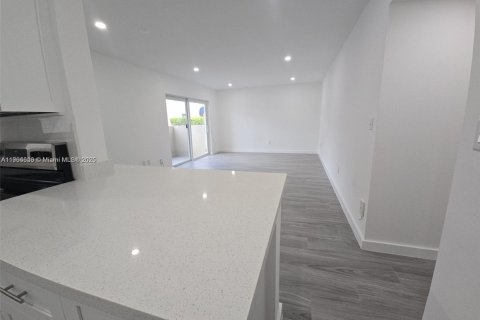 Condo in Miami, Florida, 1 bedroom  № 1955129 - photo 3