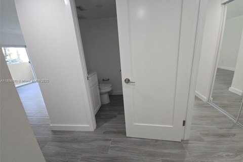 Condo in Miami, Florida, 1 bedroom  № 1955129 - photo 4