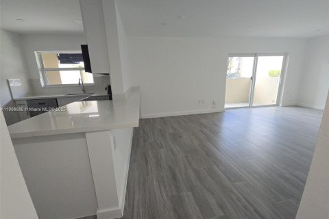 Condo in Miami, Florida, 1 bedroom  № 1955129 - photo 2