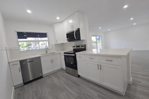 Condo in Miami, Florida, 1 bedroom  № 1955129 - photo 1