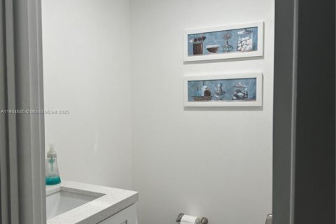 Condo in Miami, Florida, 1 bedroom  № 1955129 - photo 7