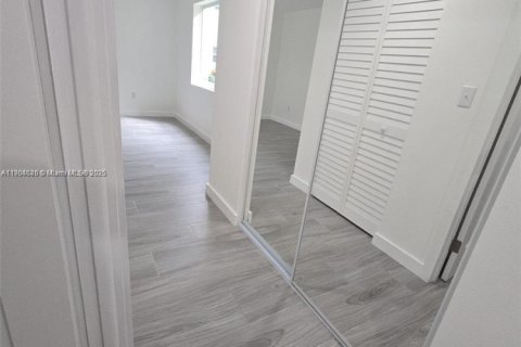 Condo in Miami, Florida, 1 bedroom  № 1955129 - photo 6