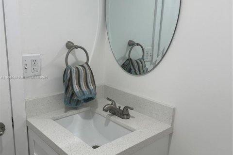 Condo in Miami, Florida, 1 bedroom  № 1955129 - photo 8