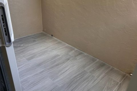 Condo in Miami, Florida, 1 bedroom  № 1955129 - photo 9