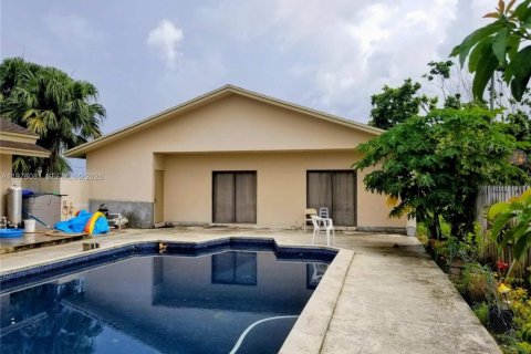 Casa en venta en Homestead, Florida, 8 dormitorios, 610.37 m2 № 2040288 - foto 3