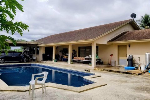 Casa en venta en Homestead, Florida, 8 dormitorios, 610.37 m2 № 2040288 - foto 2