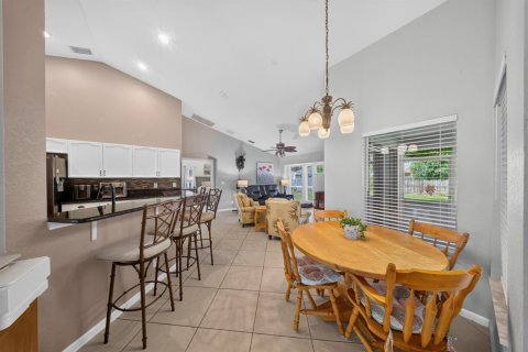 Villa ou maison à vendre à Port St. Lucie, Floride: 4 chambres, 177.81 m2 № 2365199 - photo 18