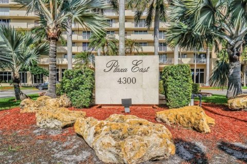 Condo in Fort Lauderdale, Florida, 5 bedrooms  № 579774 - photo 1